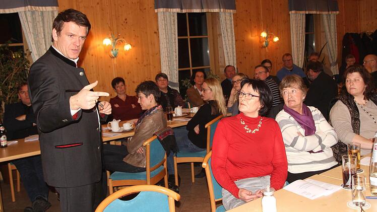 CSU-Kreisvorsitzender und MdL Steffen Vogel (links) im Gespräch mit den zahlreichen Diskussionsteilnehmern. Foto: Günther Geiling
