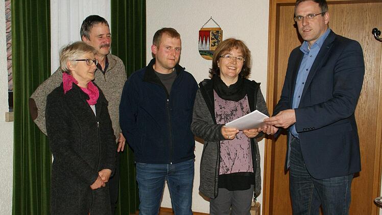 Alle Fabrikschleichacher und ein paar Familienangehörige haben den Antrag auf verkehrsberuhigende Maßnahmen im Ort unterschrieben, den Ortssprecherin Rosemarie Keller an Bürgermeister Matthias Bäuerlein überreichte. Zur Delegation gehörten außerdem (von links) Ellen Schindler, Ulrich Mergner und Michael Heil von der Bürgerinitiative.