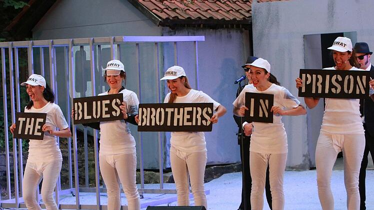 Die Musical Comedy "Blues Brothers in Prison" feierte Premiere auf der Waldbühne Heldritt.Foto: Jochen Berger
