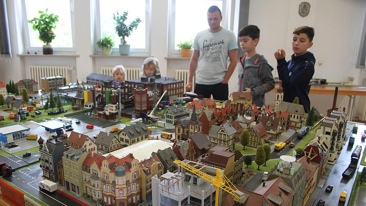 Das Mini-Kulmbach, das die Feuerwehr nachgebaut hat, um auch Einsatzszenarien nachzustellen, lockte die Besucher.Sonny Adam