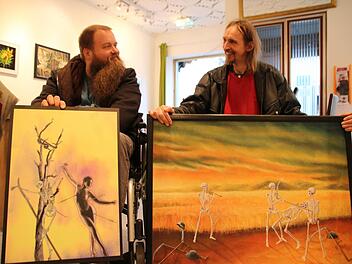 Thomas Seuberling (inks) und Horst Rüggeberg freuen sich auf ihre gemeinsame Kunstausstellung, die am 1. März im Münnerstädter Altstadtcafé öffnet.Heike Beudert