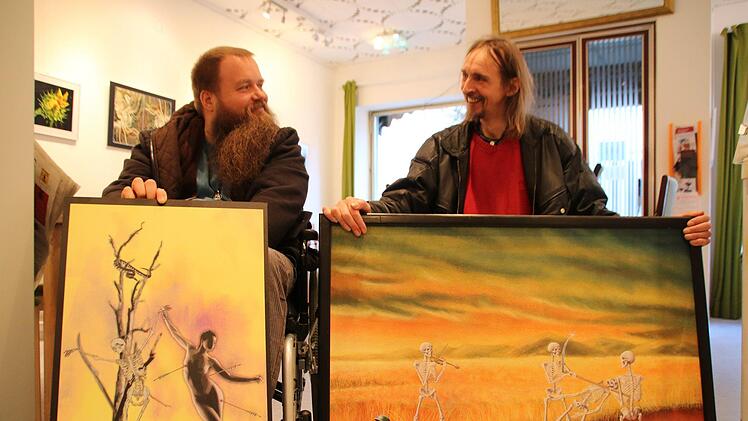 Thomas Seuberling (inks) und Horst Rüggeberg freuen sich auf ihre gemeinsame Kunstausstellung, die am 1. März im Münnerstädter Altstadtcafé öffnet.Heike Beudert