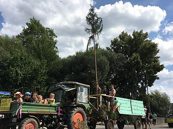 Der zwölfte Wagen des Burgwindheimer Kirchweihzuges hatte es in sich und thematisierte einen Beinahe-Eklat. Foto: Anette Schreiber