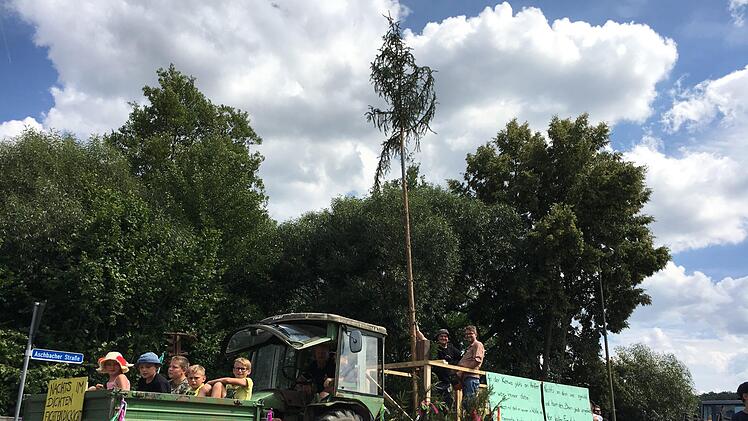 Der zwölfte Wagen des Burgwindheimer Kirchweihzuges hatte es in sich und thematisierte einen Beinahe-Eklat. Foto: Anette Schreiber