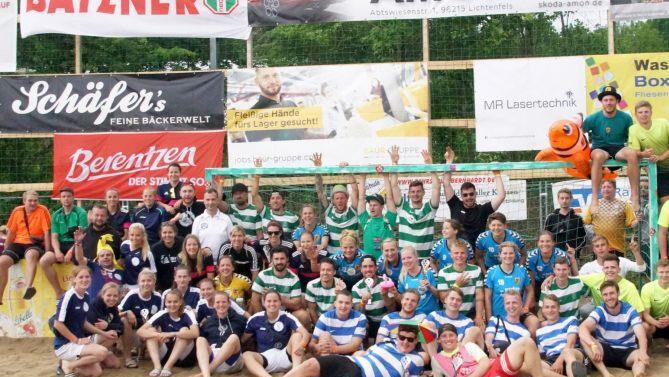 Die besten Teams  wurden mit Pokalen geehrt, darunter die Turniersieger "Hamsterbande" (grün) sowie in der Frauenkonkurrenz die "Tanten"  aus Oldenburg (hellblau).Mario Deller