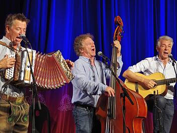 Christoph "Stofferl" Well, Karl Well, Michael Well heizen im Kurtheater mit Gstanzl und handgemachter Musik ein. Fotos: Klaus Werner