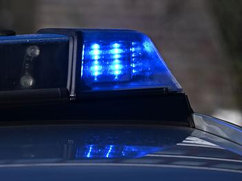 A6 bei Ansbach: Auto überschlägt sich und landet auf Dach - "total beschädigt"