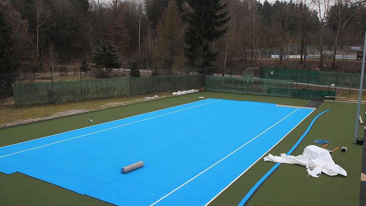 Einer von drei Plätzen erstrahlt schon in blau.