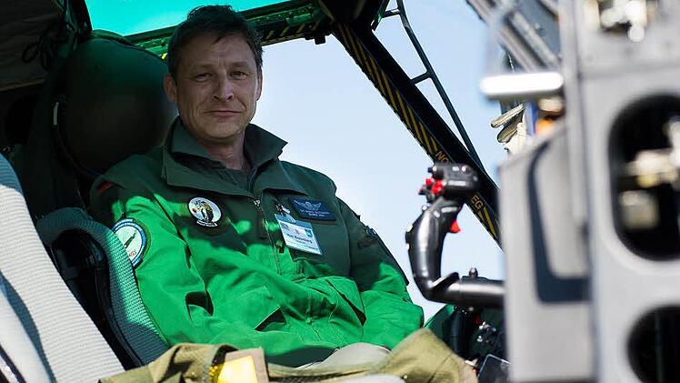 Hauptmann Björn Blotenboom im Cockpit seiner Bell UH 1D. Foto: Tobias Köpplinger