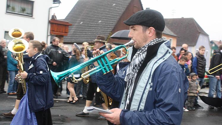 Die Wachenrother Blaskapelle sorgte für den richtigen Sound. Foto: Sonja Werner