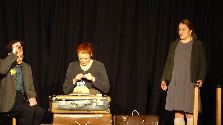 Seitdem Anni weiß, dass ihr Vater tot ist, will sie keinen Geburtstag mehr feiern. Ihre Mutter versucht dennoch, die Normalität zu bewahren und schenkt ihr eien Kuchen zum 15. Geburtstag. Foto: Johanna Eckert