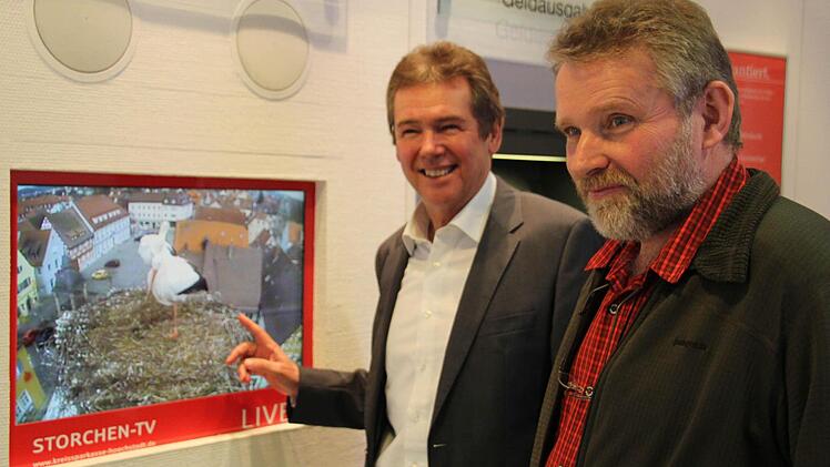 Spähprogramm für Störche: "Storchenvater" Edmund Lenz und Herbert Fiederling, Vorstandsvorsitzender der Kreissparkasse Höchstadt, vor dem Storchen-TV. Foto: Christian Bauriedel