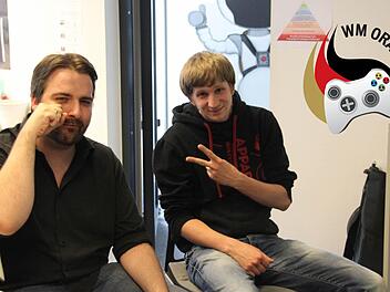 Freud und Leid liegen beim infranken.de-WM-Orakel dicht beieinander: Sportredakteur Martin Kreklau (links) und User Sebastian. Foto: Alexander Kroh