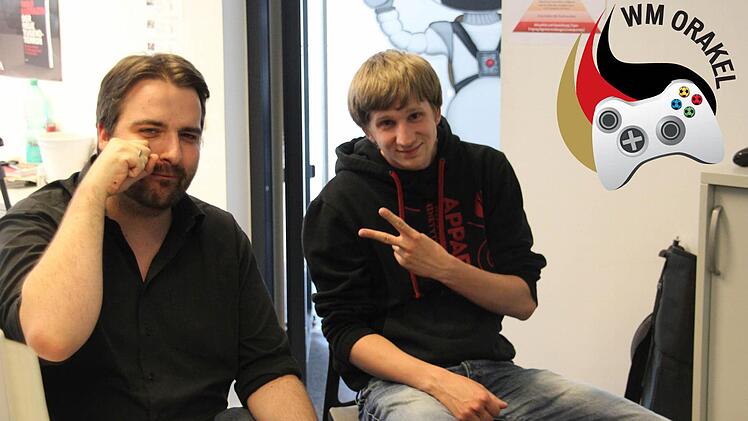 Freud und Leid liegen beim infranken.de-WM-Orakel dicht beieinander: Sportredakteur Martin Kreklau (links) und User Sebastian. Foto: Alexander Kroh