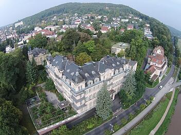 Überblick über das Gelände der "Fürstenhof SA": Links vorne der denkmalgeschützte Fürstenhof, dahinter die frühere Eigentümer-Villa Gordon und rechts das "Cafè Schweizerhaus" sollen saniert werden. Zwischen Fürstenhof und Schweizer Haus entsteht entlang des Ochsenweges ein moderner Neubau mit Glasfront, dahinter sind zwei Appartment-Häuser vorgesehen. Foto: Saale-Zeitung