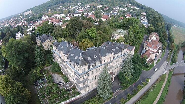 Überblick über das Gelände der "Fürstenhof SA": Links vorne der denkmalgeschützte Fürstenhof, dahinter die frühere Eigentümer-Villa Gordon und rechts das "Cafè Schweizerhaus" sollen saniert werden. Zwischen Fürstenhof und Schweizer Haus entsteht entlang des Ochsenweges ein moderner Neubau mit Glasfront, dahinter sind zwei Appartment-Häuser vorgesehen. Foto: Saale-Zeitung