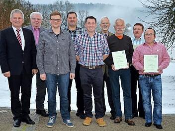 Geehrte und Offizielle beim Gesangverein (von links): Bürgermeister Werner Diersch, Chorleiter Christian Knörrer, der seit 60 Jahren Sänger ist, Vorsitzender Frederik Förtsch, Thomas Kasel, Michael Stalla, Klaus Hoffmann vom Sängerkreis, Helmut Büttner, Ludwig Beierlein und Andreas Renner. Foto: Dieter Hübner