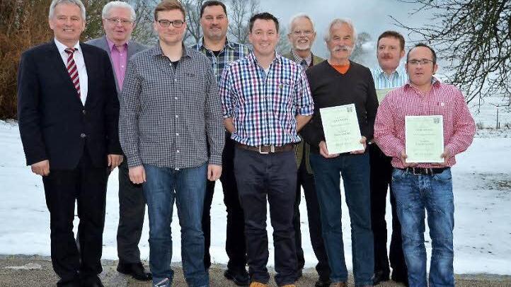 Geehrte und Offizielle beim Gesangverein (von links): Bürgermeister Werner Diersch, Chorleiter Christian Knörrer, der seit 60 Jahren Sänger ist, Vorsitzender Frederik Förtsch, Thomas Kasel, Michael Stalla, Klaus Hoffmann vom Sängerkreis, Helmut Büttner, Ludwig Beierlein und Andreas Renner. Foto: Dieter Hübner