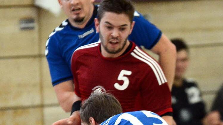 Pascal Will (Nr. 5) und die TS Herzogenaurach mussten gegen Nabburg lange kämpfen, bis der 26:23-Sieg feststand.  Foto: herzopress