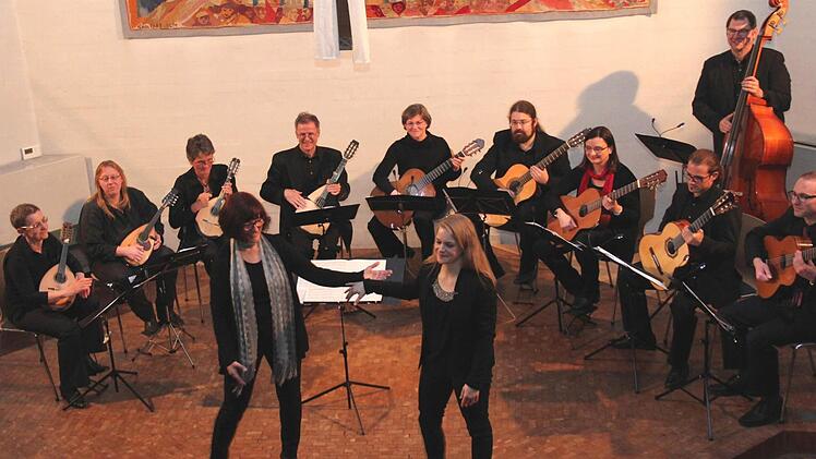 Beim Beifall des Publikums Iris Hammer und Rebecca Hammer (rechts) Foto: Johanna Blum
