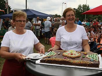 Beim Spatenstich konnten sich die Festgäste einen Kreisverkehrskuchen schmecken lassen. Foto: Werner Baier