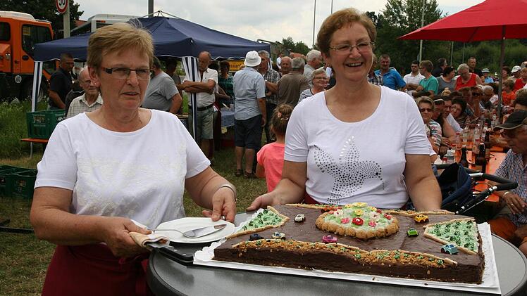 Beim Spatenstich konnten sich die Festgäste einen Kreisverkehrskuchen schmecken lassen. Foto: Werner Baier