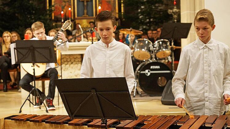 Für einen ganz besonders besinnlichen Moment beim Adventskonzert des Frankenwald-Gymnasiums sorgten Marcel Schuberth an der Gitarre (links) und Phillip Gundermann (rechts) und Maximilian Daum (Mitte) am Marimbaphon.  Foto: Matthias Schneider