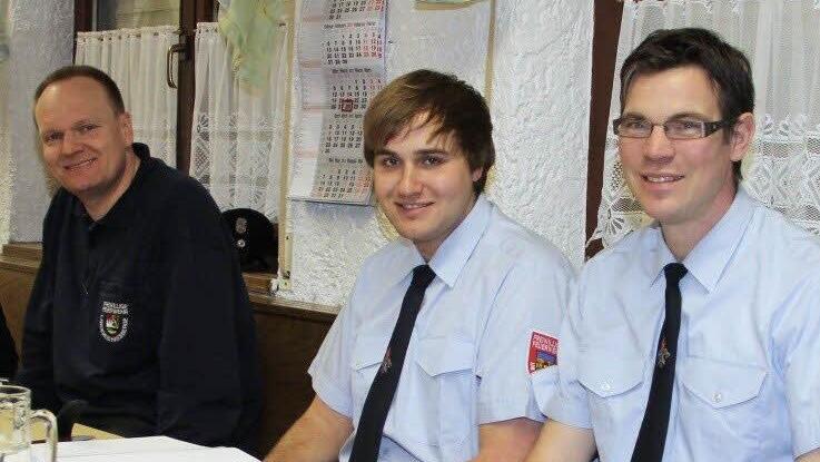 Schon in jungen Jahren hatte Jonas Ludewig (Mitte) als 1.Vorsitzender des Feuerwehrvereins Unterpreppach Verantwortung und saß zwischen "alten Hasen" mit dem damaligen Kommandanten Thomas Habermann (links) und seinem Vertreter Timo Engelhardt (rechts). Foto: Helmut Will