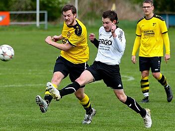 TSV K&uuml;ps - SSV Oberlangenstadt: G&auml;stespieler Tobias Zipfel (wei&szlig;es Trikot) versucht Christian Schneider am Torschuss zu hindern. Im Hintergrund Sven Schleicher. Foto: Lisa H&uuml;mmer