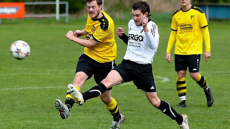 TSV K&uuml;ps - SSV Oberlangenstadt: G&auml;stespieler Tobias Zipfel (wei&szlig;es Trikot) versucht Christian Schneider am Torschuss zu hindern. Im Hintergrund Sven Schleicher. Foto: Lisa H&uuml;mmer