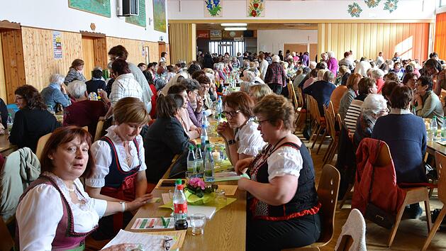Die Rh&ouml;nfesthalle war beim Landfrauentag fast bis auf den letzten Platz gef&uuml;llt. Vorne links ist die erst j&uuml;ngst gew&auml;hlte Kreisb&auml;uerin Edeltraud H&auml;usler zu sehen. Foto: Bj&ouml;rn Hein