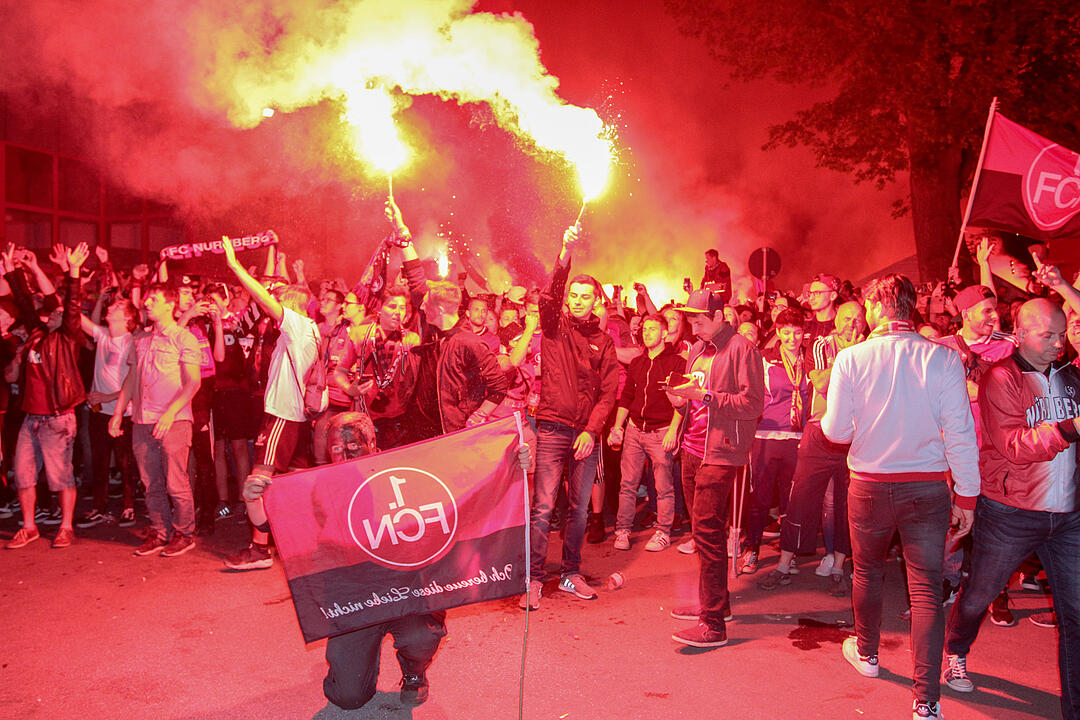 1. FCN steigt auf: Fans feiern in Nürnberg