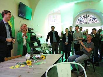 Strahlende Gesichter trotz ruckelnder Bildschirm-Übertragungen: Jonas Glüsenkamp und Ursula Sowa feierten im Café Leander mit den Wahlkampfhelfern.  Foto: Sebastian Schanz