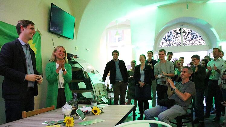 Strahlende Gesichter trotz ruckelnder Bildschirm-Übertragungen: Jonas Glüsenkamp und Ursula Sowa feierten im Café Leander mit den Wahlkampfhelfern.  Foto: Sebastian Schanz
