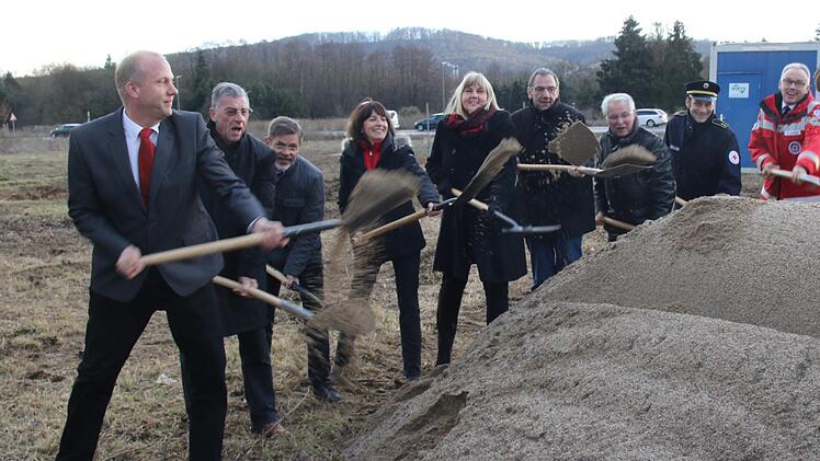 Viel Prominenz beim Spatenstich (von links): Juergen Beninga, Gerhard Press, Siegfried Wölki, Marion Setzer, Birgit Weber, Thomas Nowak, Manfred Dehler, Daniel Völler, Frank Kaiser, Gernot Jungbauer Foto: Michael Stelzner
