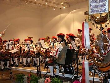 Das Jugendblasorchester der städtischen Musikschule hatte bei einem Auftritt 2008 den Schellenbaum auf die Bühne gestellt.   Archiv/Nöth