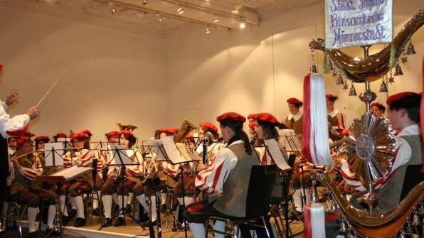 Das Jugendblasorchester der städtischen Musikschule hatte bei einem Auftritt 2008 den Schellenbaum auf die Bühne gestellt.   Archiv/Nöth