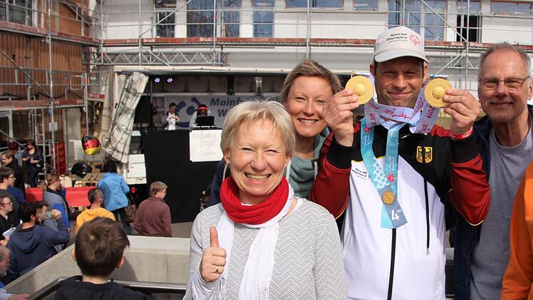 Familien-Bande: Die Weidners sind allesamt sehr sportlich. Mama Edith, Schwester Anne und Papa Herbert freuen sich mit Stefan. Diana Fuchs