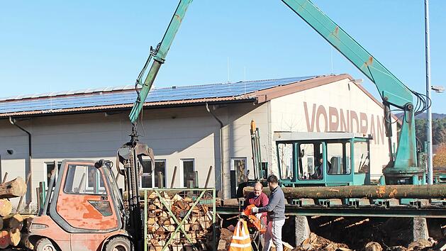 Vergangenheit: Vor dem S&auml;gewerk wurden die Baumst&auml;mme in St&uuml;cke geschnitten.
