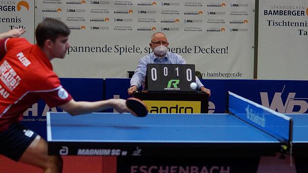 Joachim Car bei seinem Einsatz als Oberschiedsrichter und Zähler beim Heimspiel des TSV Bad Königshofen gegen Grenzau. Foto: Rudi Dümpert
