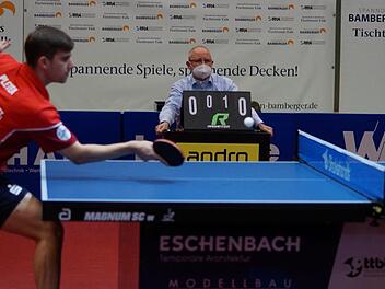 Joachim Car bei seinem Einsatz als Oberschiedsrichter und Zähler beim Heimspiel des TSV Bad Königshofen gegen Grenzau. Foto: Rudi Dümpert