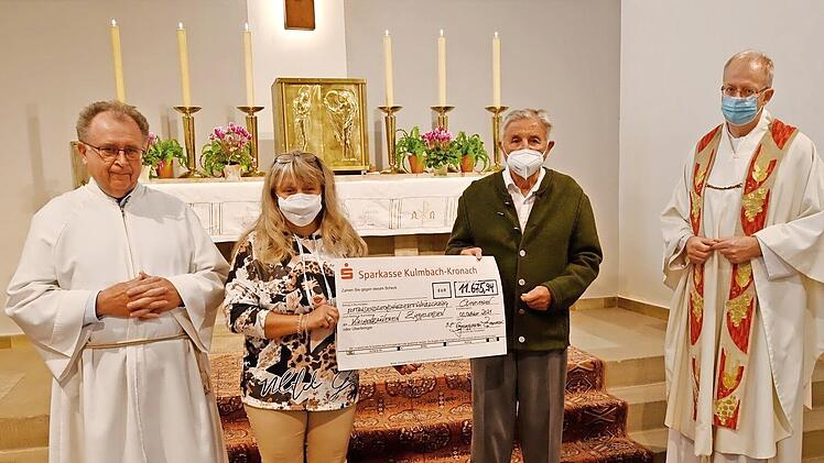 Beatrix Porzelt überreichte die Spende an Pfarrer Thomas Teuchgräber, den Vorsitzenden des Kirchenbauvereins, Armin Herbst, sowie an Karl Schneider (v. r.) vom Kirchenteam.