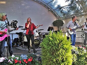 Die Coverband "Heaven" sorgte am Eröffnungsabend mit "Musik für Generationen" für beste Stimmung. Foto: Sigismund von Dobschütz