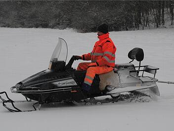 Drei Stunden braucht Karl-Heinz Keppner, um 30 km Loipenspuren im Neuschnee anzulegen. Foto: G. Bauer