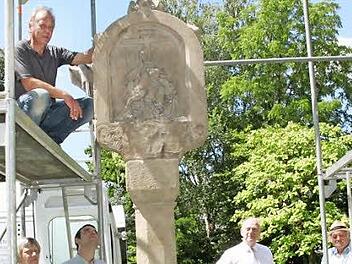 Sabine Scheuble, Oliver Schikora, Bürgermeister Helmut Blank und Hans Petsch (von links) schauen sich den Emes-Bildstock an. Petro Schiller nimmt vom Gerüst aus letzte Arbeiten vor. Foto: Heike Beudert