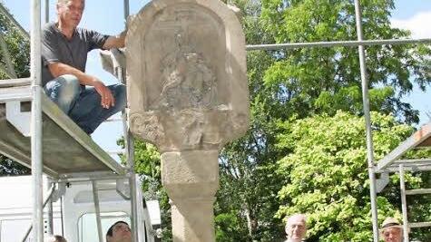 Sabine Scheuble, Oliver Schikora, Bürgermeister Helmut Blank und Hans Petsch (von links) schauen sich den Emes-Bildstock an. Petro Schiller nimmt vom Gerüst aus letzte Arbeiten vor. Foto: Heike Beudert