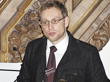 Unser Bild zeigt Vikar Michael Maul während der Veranstaltung "Musik zum Advent" am 2. Adventssonntag in der Affalterthaler Kirche, inmitten des Posaunenchores, in dem er mitspielt.  Foto: Reinhard Löwisch