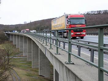 Soll komplett abgerissen werden: die Talbrücke Klöffelsberg zwischen den Anschlussstellen Hammelburg und Wasserlosen der A 7. Der Bau einer neuen Brücke könnte, wenn alles glatt läuft, schon 2015 beginnen, spätestens aber 2016. Fotos: Markus Reeh