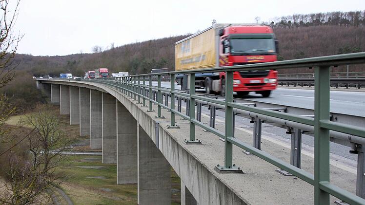Soll komplett abgerissen werden: die Talbrücke Klöffelsberg zwischen den Anschlussstellen Hammelburg und Wasserlosen der A 7. Der Bau einer neuen Brücke könnte, wenn alles glatt läuft, schon 2015 beginnen, spätestens aber 2016. Fotos: Markus Reeh