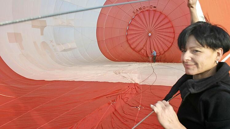 Birgit Kestel musste vor dem Aufsteigen wie alle anderen Passagiere auch Hand anlegen. Im Hintergrund: Reiner Hoch.